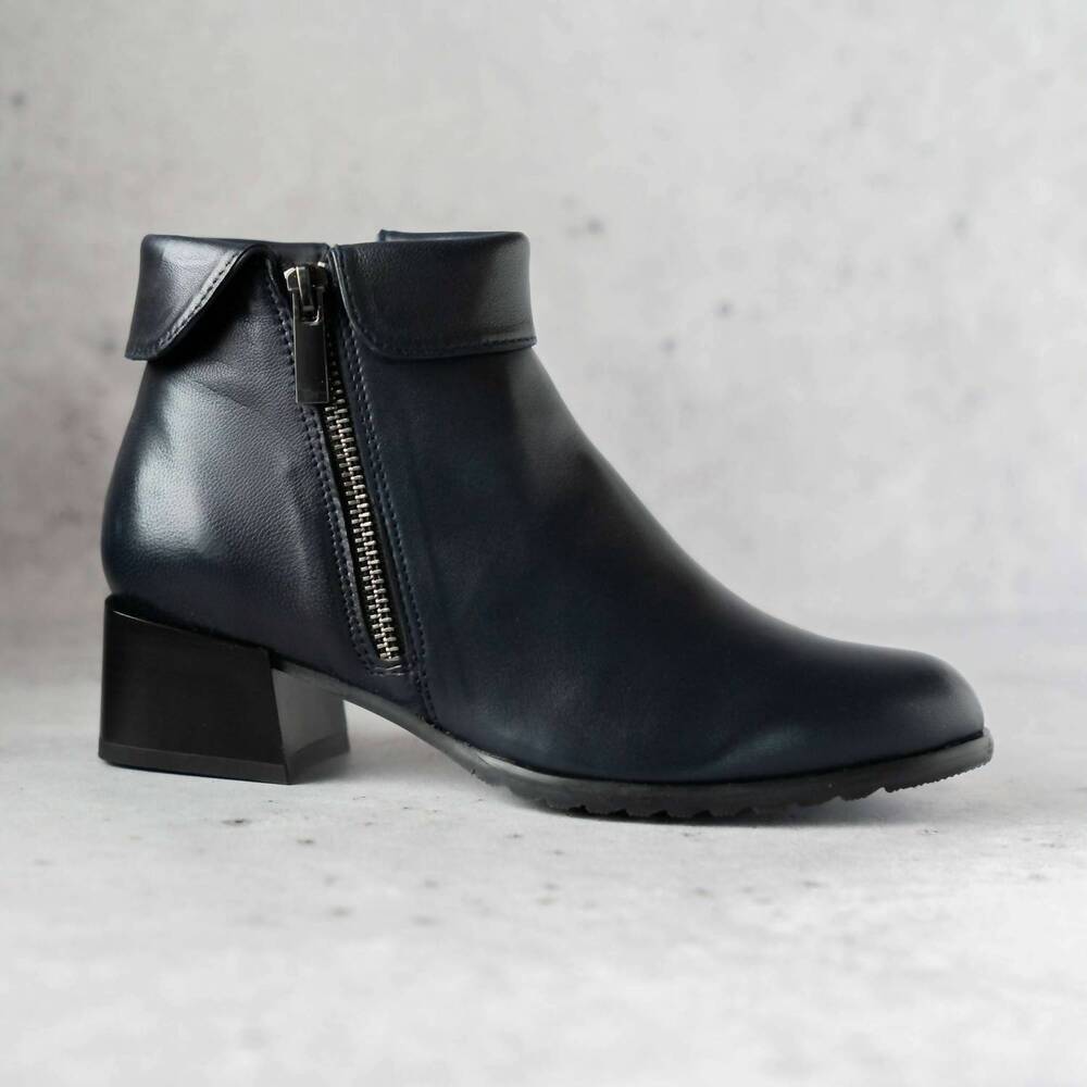 NEW ERIC MICHAEL women's sonia ankle boots in navy